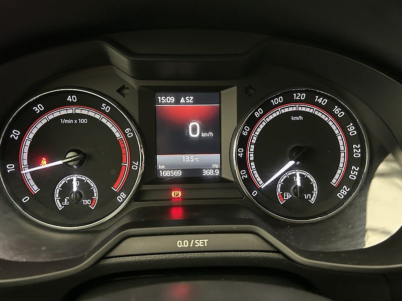 Škoda Octavia 2.0 TSI RS - fotka 13 z 35
