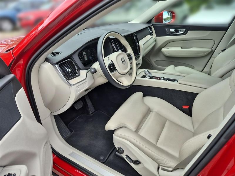 Volvo XC60 2,0 B5 AWD benzin Inscription - fotka 7 z 17