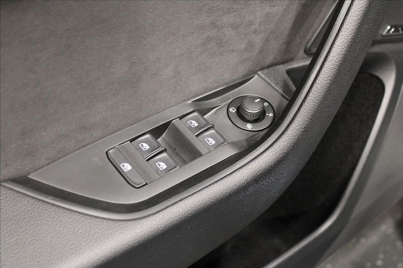Škoda Superb 2,0 TDI DSG 140KW Sportline - fotka 15 z 37