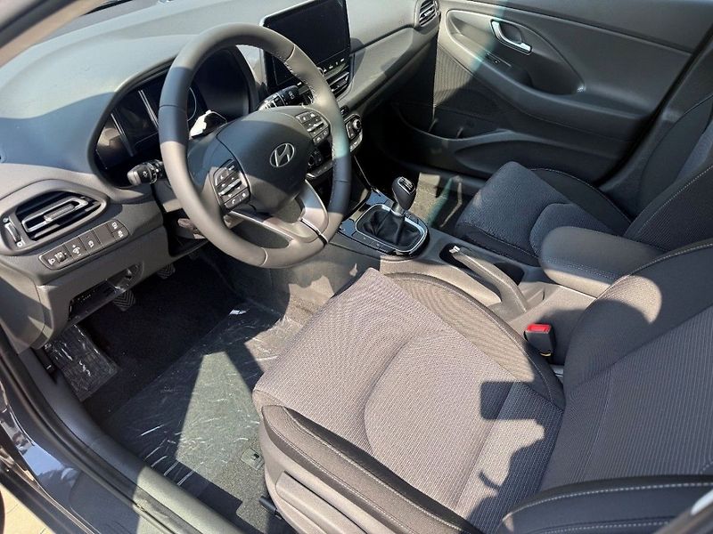 Hyundai i30 26 WG 1,0 T-GDI MT GO CZECH - fotka 8 z 9