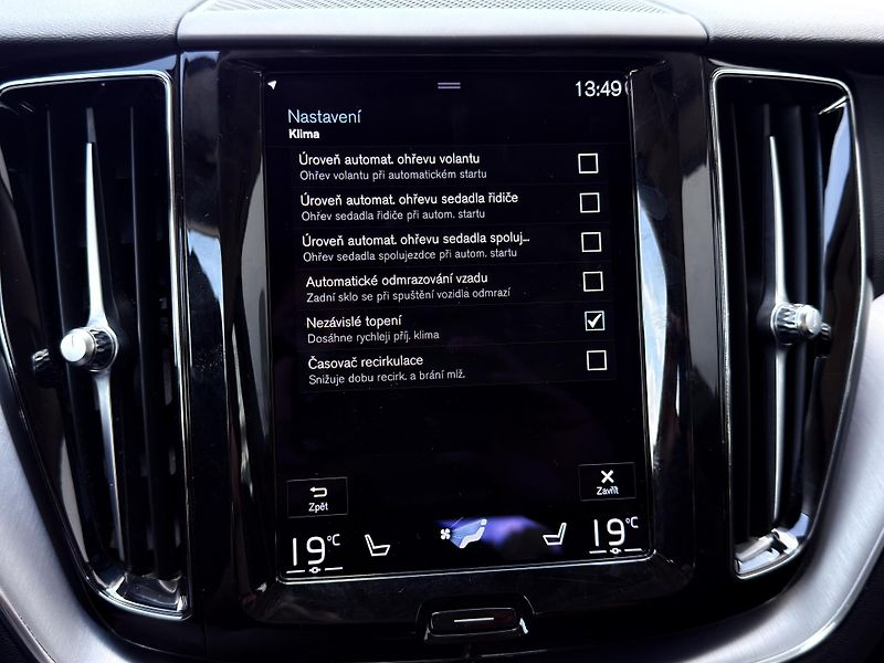 Volvo XC60 B4 AWD (nafta) // REZERVACE - fotka 36 z 47