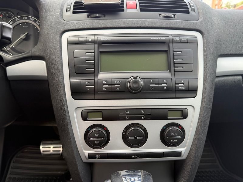 Škoda Octavia (2008) 2.0 TDI RS DSG ! CR ! - fotka 10 z 20