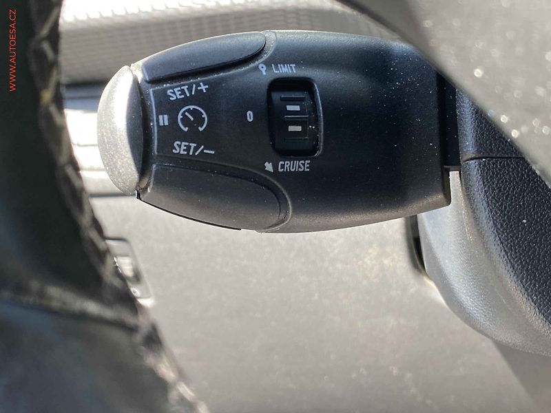 Peugeot 2008 (2016) 1.2PT, Allure, AT, navi - fotka 13 z 15
