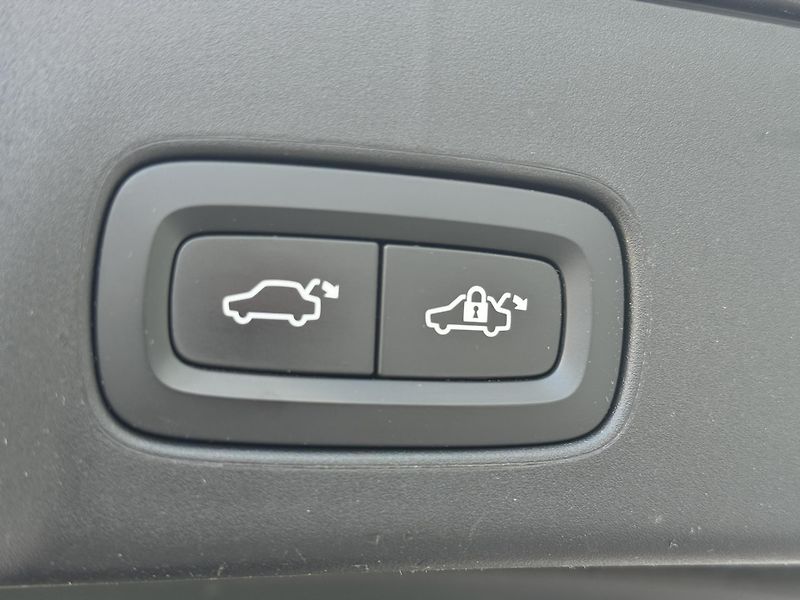 Volvo V90 CC D4 AWD/TZ/pneu REZERVACE - fotka 28 z 50
