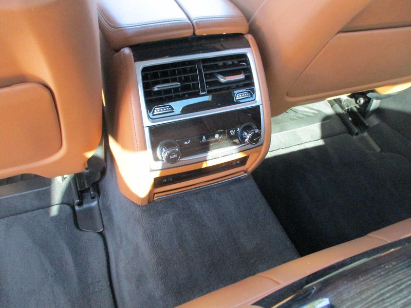 BMW Řada 7 (2016) 750i xDrive - fotka 12 z 13