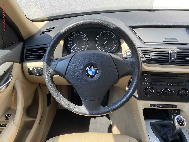 BMW X1 (2021) 2.0i sDrive18i, AC, výhřev - fotka 11 z 16