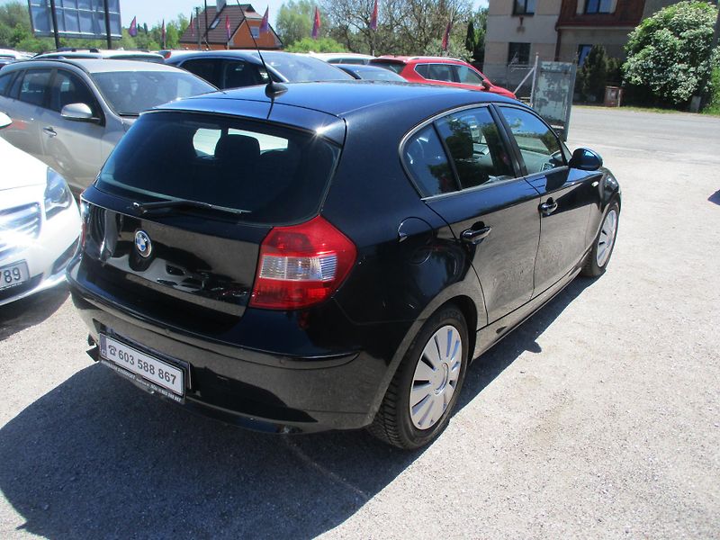 BMW Řada 1 (2006) 120 2,0 D - fotka 2 z 10