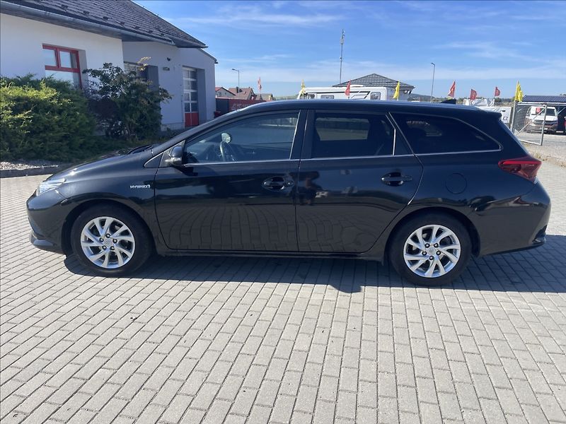 Toyota Auris 1,8 E-CVT Hybrid CZauto 1maj D - fotka 33 z 37