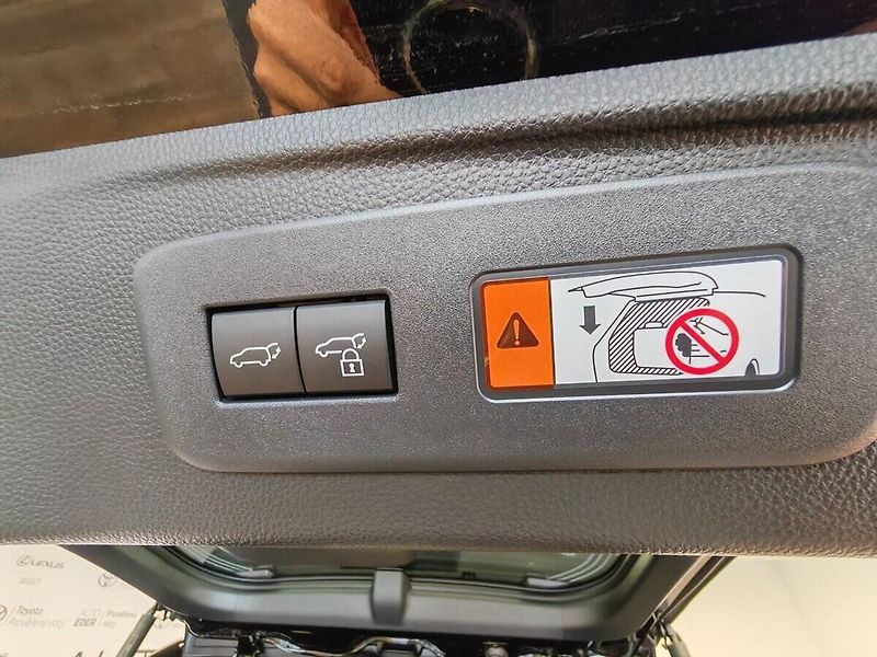 Toyota Land Cruiser 2.8L Diesel Executive 4x4 - fotka 11 z 48