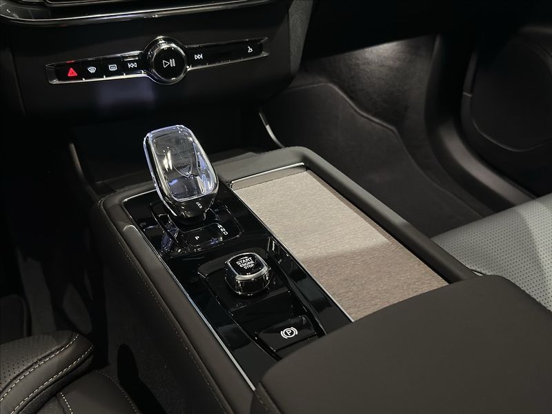 Volvo XC90 (2026) 2,0 T8  Ultra Dark - fotka 28 z 41