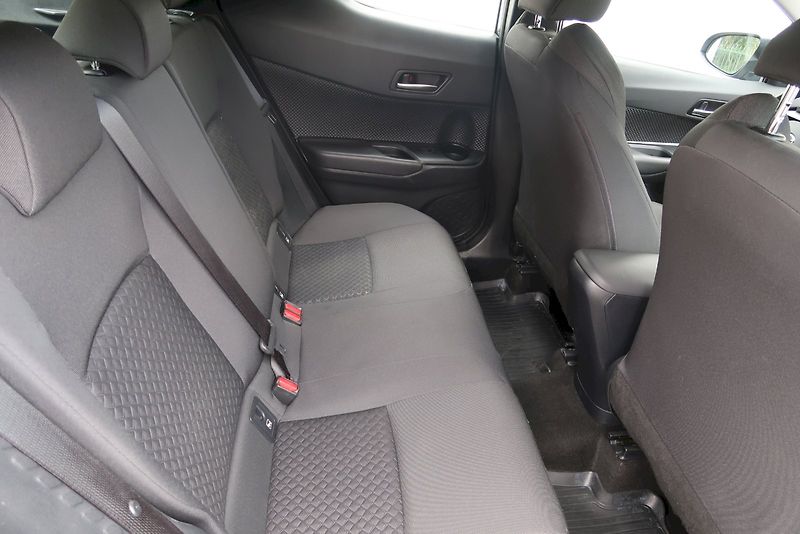 Toyota C-HR (2022) 1,8 E-CVT /90 kW COMFORT - fotka 12 z 24