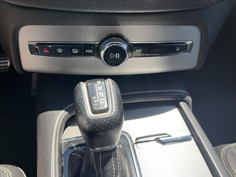 Volvo XC90 2,0 D5 R-DESIGN AWD SERVIS DPH - fotka 27 z 54