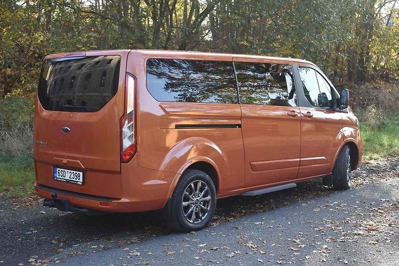 Ford Tourneo Custom je dobře jezdící vůz pro opravdu velké rodiny