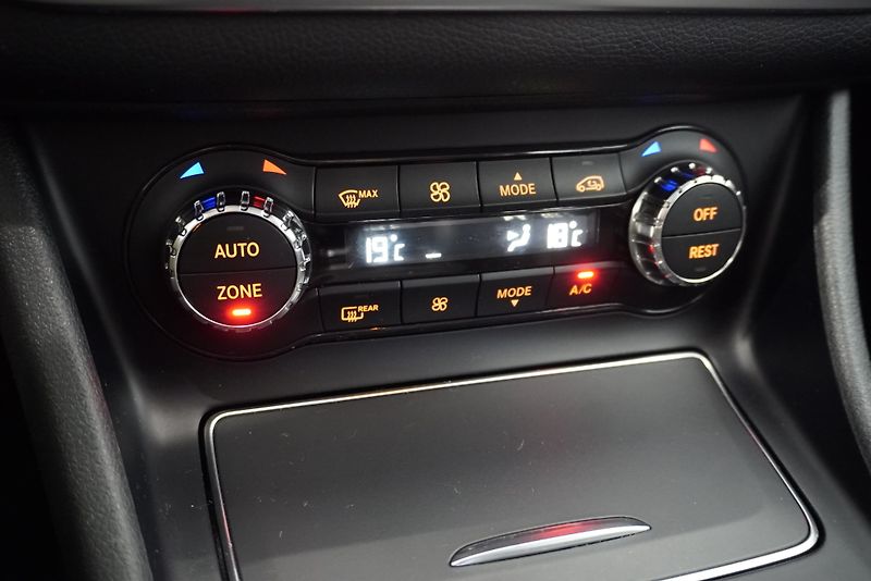 Mercedes-Benz GLA 200 2.2D 100 kW AUTOMAT - fotka 22 z 32