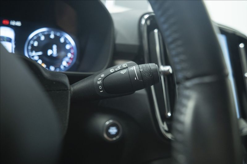 Volvo XC40 2,0 T5 AWD NAVI KAMERA TAŽNÉ - fotka 30 z 47
