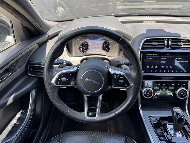 Jaguar XE 2,0 D180 R-Dynamic S AT DPH - fotka 16 z 31