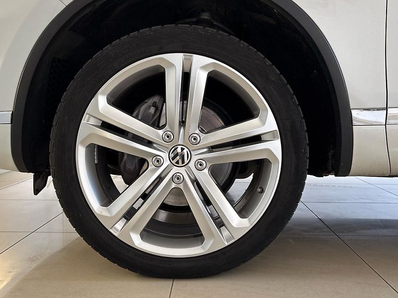 Volkswagen Touareg (2015) Exclusive V6 3,0 TDI  - fotka 8 z 35