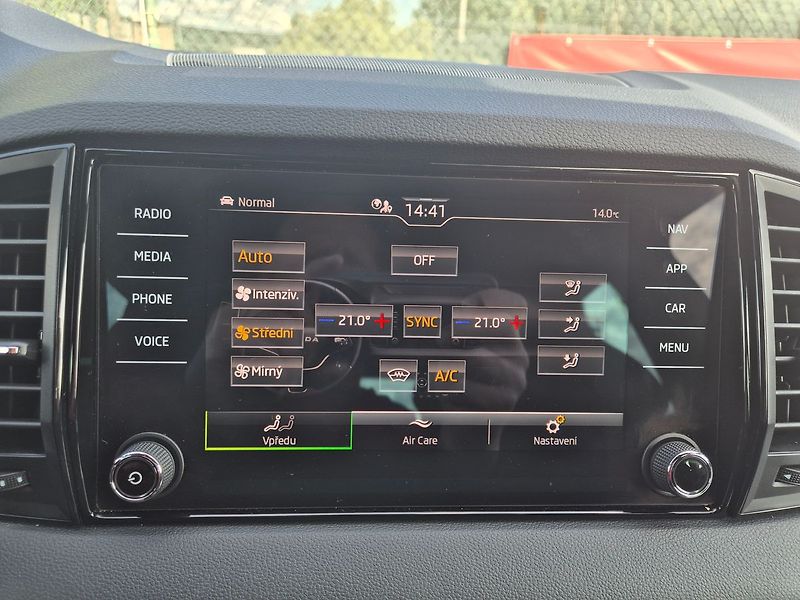 Škoda Karoq SportLine 1,5 TSI DSG, tažné, - fotka 25 z 35