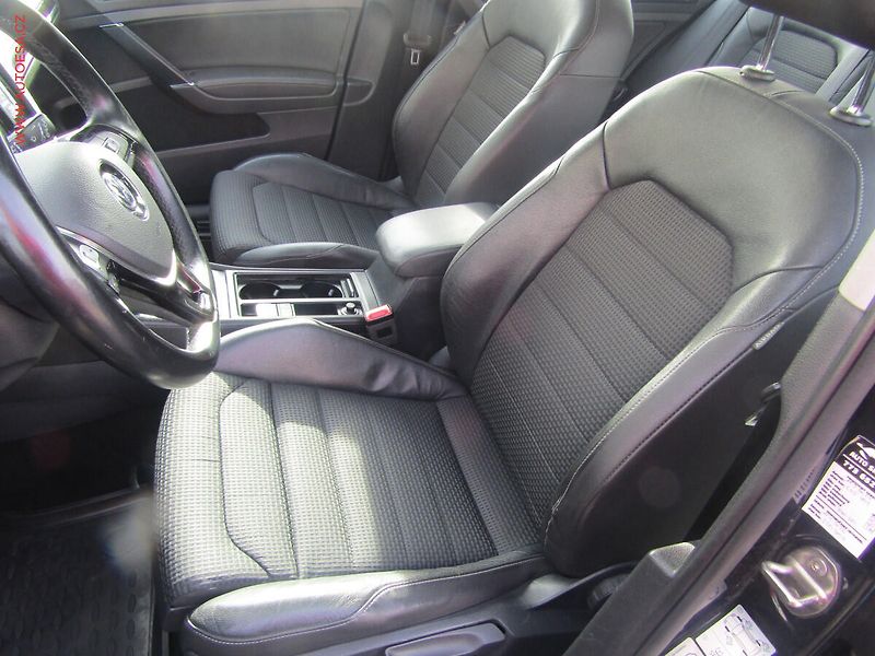 Volkswagen Golf (2015) 1.6TDi, ČR, DSG, park.asist - fotka 6 z 20