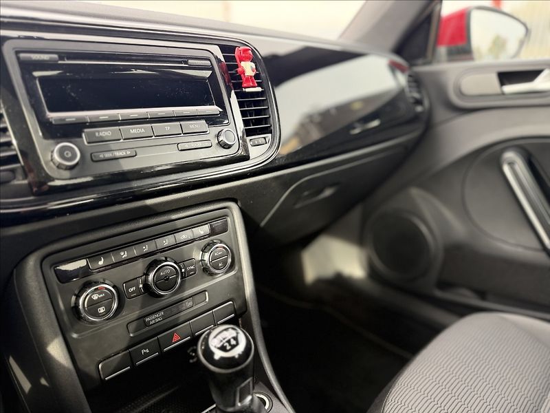 Volkswagen Beetle 1,6 TDI DIGIKLIMA, NOVÉ ZIMNÍ - fotka 13 z 20