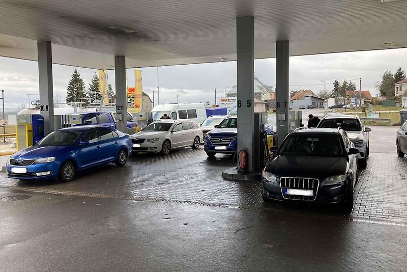 Auta na čerpací stanici. Ilustrační foto