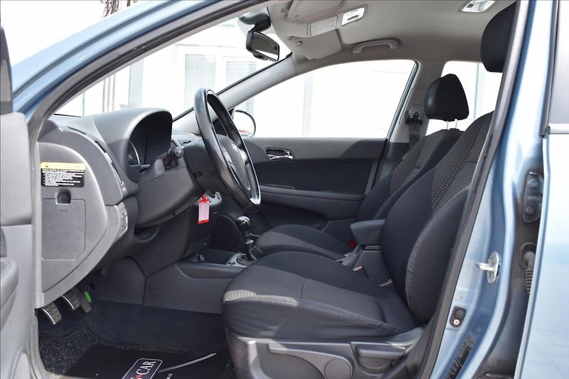 Hyundai i30 1,6 CRDi 66KW COMFORT+ 2XKOLA - fotka 15 z 42