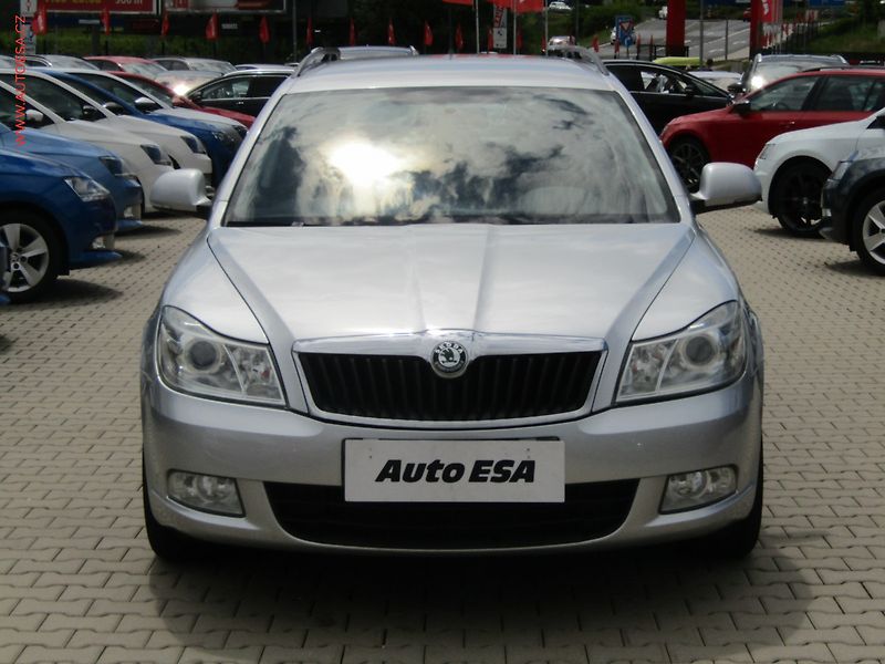 Škoda Octavia (2012) 1.6TDi, ČR, AC, výhřev sed - fotka 2 z 15