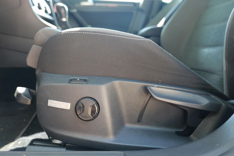 Volkswagen Golf 1.5 TSI DSG Highline LED ACC - fotka 12 z 29