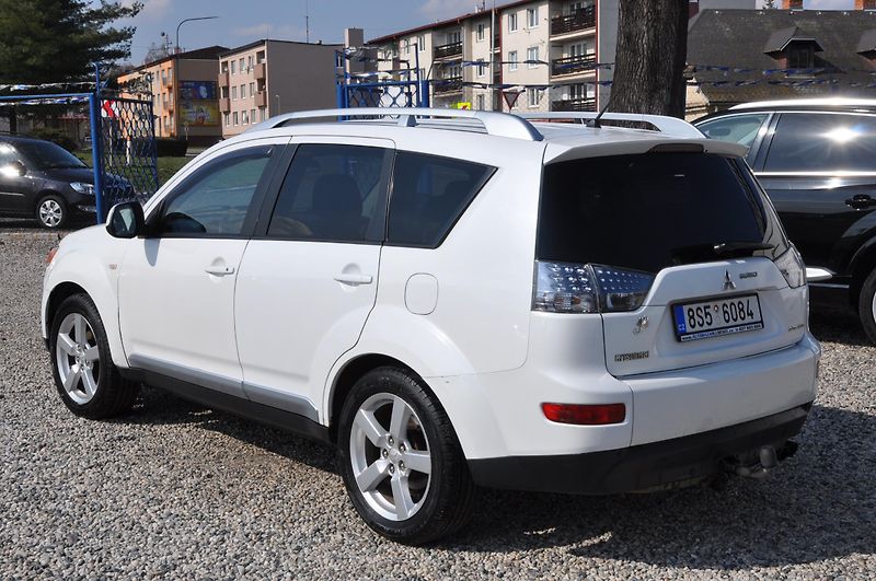 Mitsubishi Outlander 2.0Di-D 103kW 4x4 - fotka 4 z 12