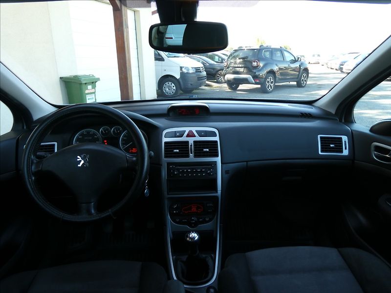Peugeot 307 1,6 16V 80kW SW 7.míst,PANORAM - fotka 19 z 36