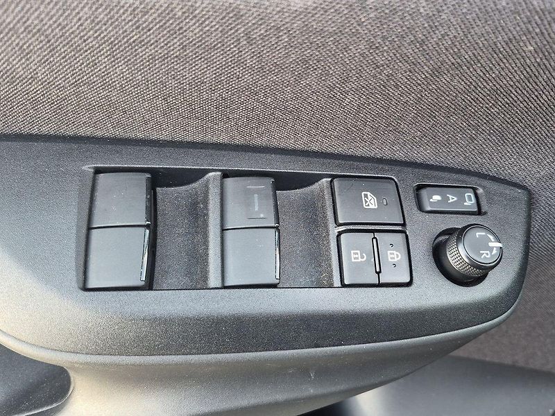 Toyota Yaris Cross 1,5 HEV FWD Style 85kW - fotka 22 z 26