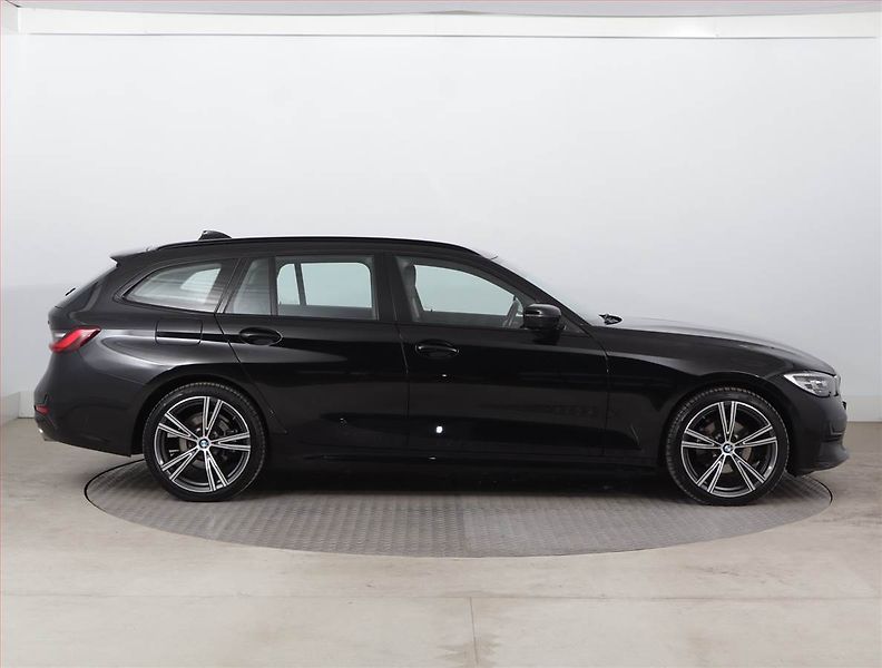 BMW Řada 3 (2021) Advantage 320 d - fotka 6 z 23