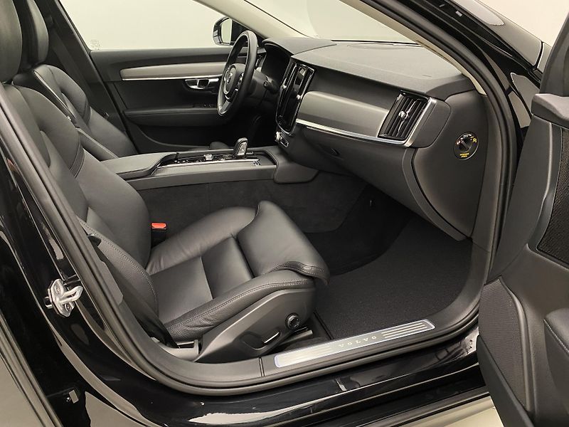 Volvo V90 B4 MOMENTUM AUT  - fotka 23 z 45