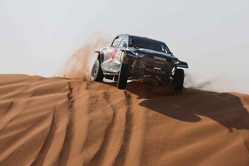Účastníci Rallye Dakar zdolávají obrovské duny