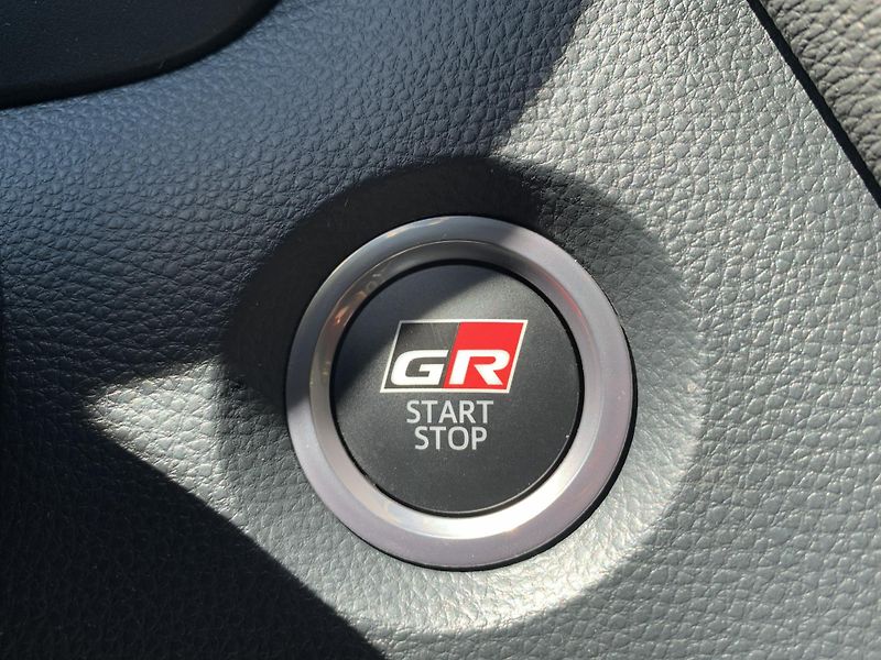Toyota Corolla SD GR SPORT DYNAMIC 1.8 HEV AT - fotka 22 z 35