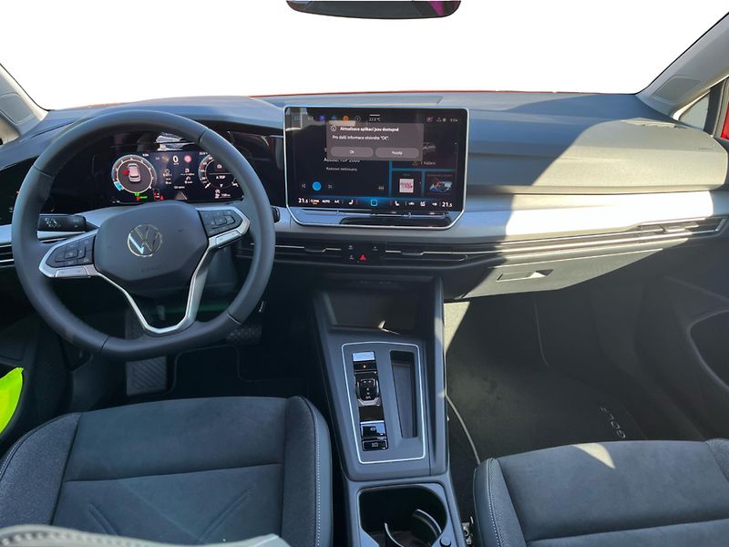 Volkswagen Golf People 1,5TSI 110 kW 7DSG mHEV - fotka 5 z 22