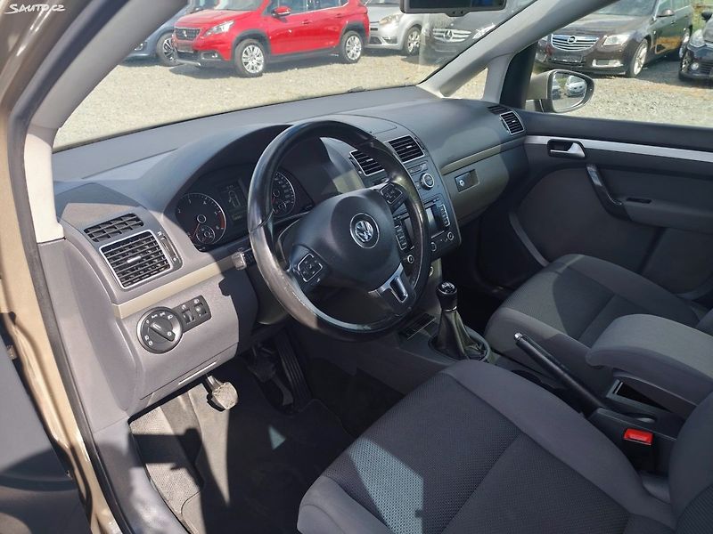 Volkswagen Touran (2014) - fotka 14 z 42