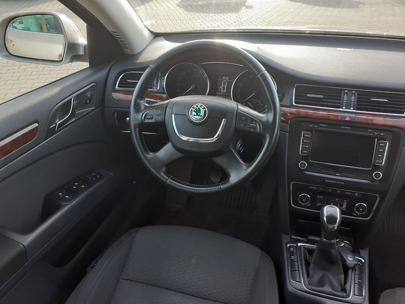 Škoda Superb (2011) 2.0 TDi Elegance - fotka 8 z 37