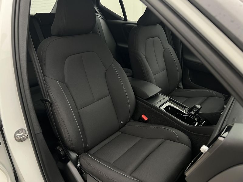 Volvo XC40 CORE RECHARGE SINGLE MOTOR AUT - fotka 19 z 46