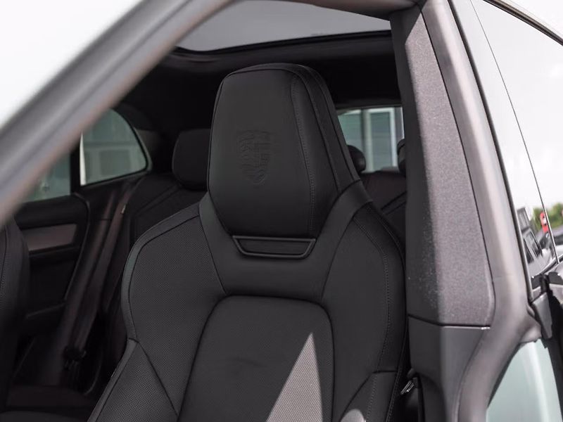Porsche Cayenne Electric Pano HuD Venti HD-Mat - fotka 14 z 23