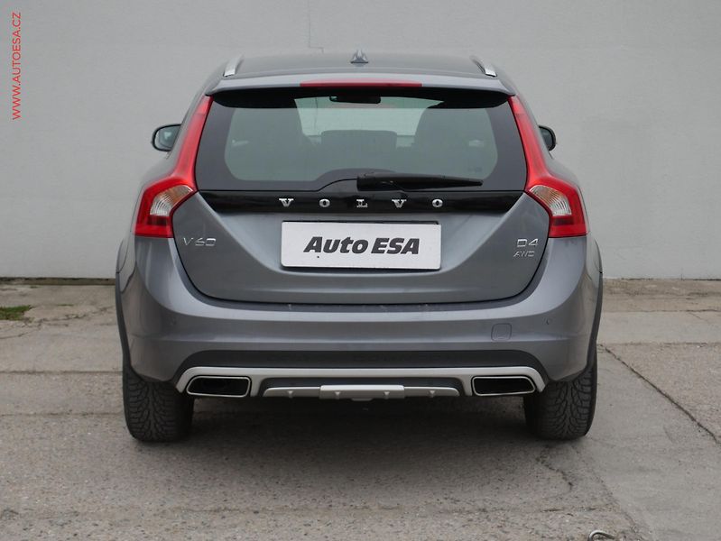 Volvo V60 (2015) 2.4 D4 Cross Country, AT - fotka 5 z 19