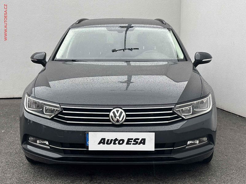 Volkswagen Passat (2017) 2.0 TDi, Navi, AC - fotka 2 z 17