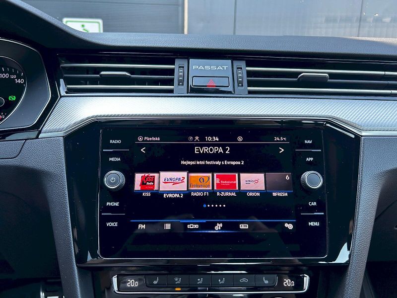 Volkswagen Passat (2024) 2.0 TDI BMT 140kW DSG R-Line - fotka 11 z 35