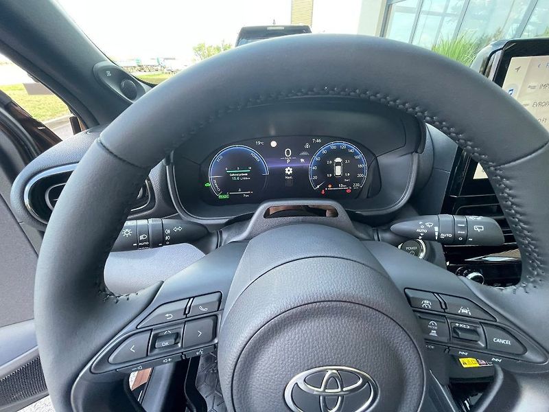 Toyota Yaris Cross 1.5 HSD 4x4 Executive Tech VIP - fotka 20 z 31