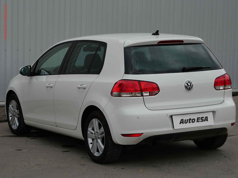 Volkswagen Golf (2011) 1.6 TDi, DSG, navi, park - fotka 6 z 20