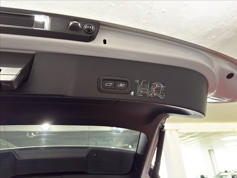 Volvo XC40 2,0   D4 INSCRIPTION ZÁRUKA 28 - fotka 30 z 46