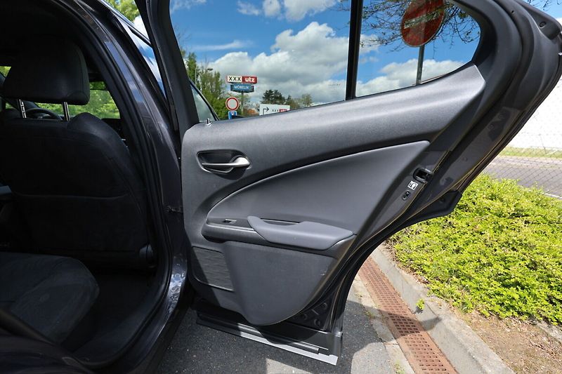 Lexus UX 300h 300H 2.0 HEV BUSINESS TECH - fotka 17 z 22