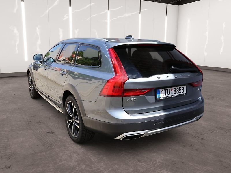 Volvo V90 (2018) D5 AWD Cross Country Pro - fotka 2 z 25