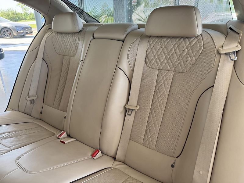 BMW Řada 7 750i xDrive*Laser*NočníVidění - fotka 14 z 47