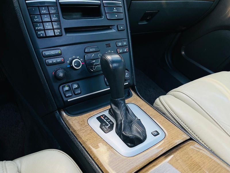 Volvo XC90 2.4 D5 4x4 AUT SERVISKA TAŽNÉ - fotka 39 z 48